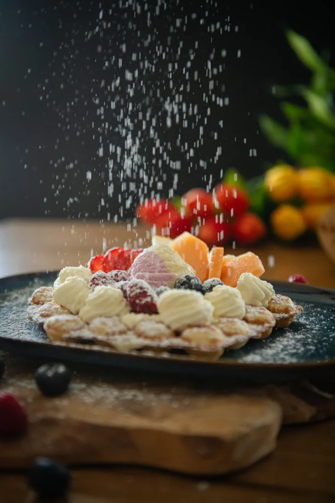 Süßspeise wird mit Zucker bestreut