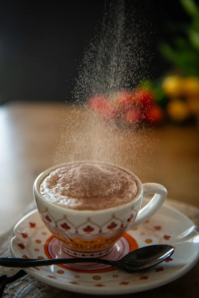 Cappuccino mit Schokopulver